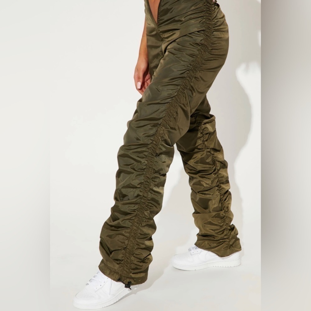 💚 Fashion Nova Ruched Stacked Parachute Pants • Olive • Medium • NWT - Picture 6 of 6